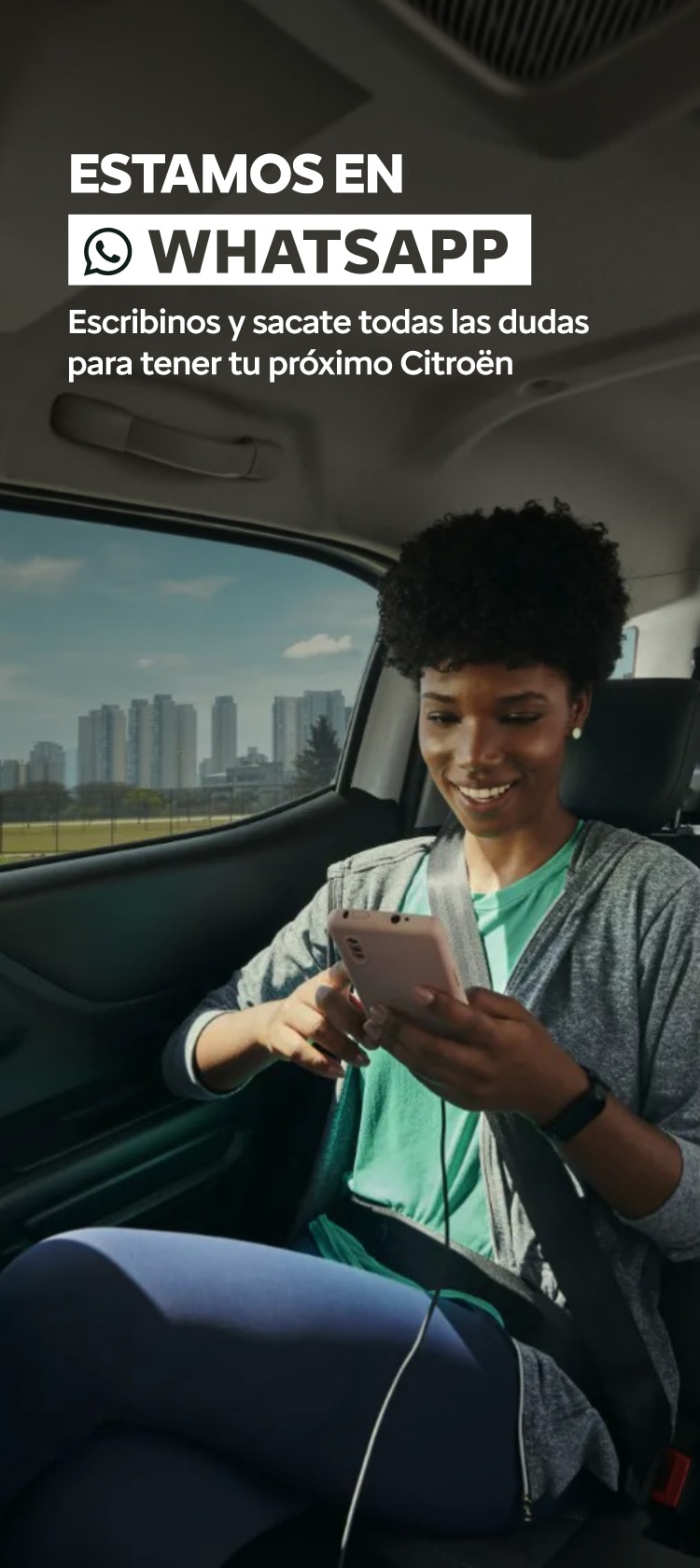 mujer con smartphone al interior de un citroen