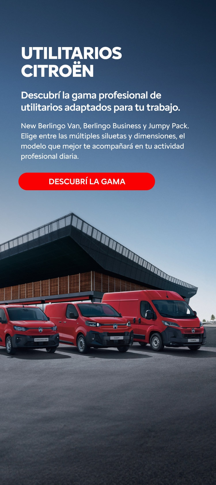 Gama de utilitarios Citroën enfilados en un estacionamiento con un depósito de fondo